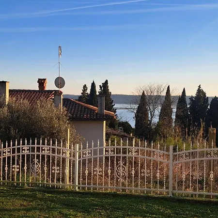 Luka 2 Guest house
